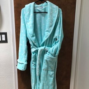 Brand new Sonoma robe. Mint and white